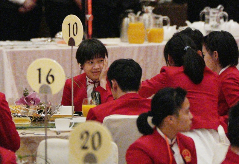 全紅嬋左手掩著自己面頰，表現(xiàn)愕然。