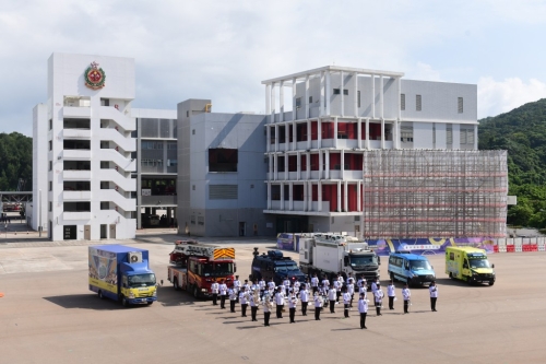 6個(gè)紀(jì)律部隊(duì)以及2個(gè)輔助部隊(duì)的特別用途車、定翼機(jī)進(jìn)行歡迎儀式。