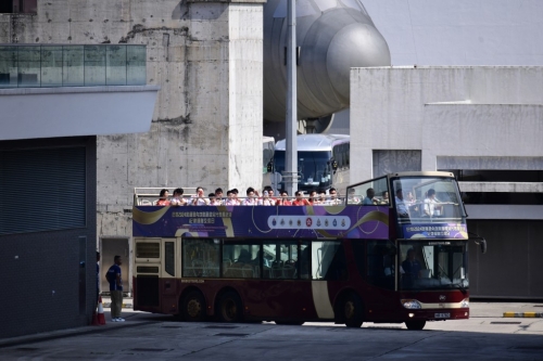 后22位奧運(yùn)健兒，包括游泳選手潘展樂、拳擊選手吳愉、乒乓球選手范振東、馬龍等乘坐開蓬巴士進(jìn)場(chǎng)。