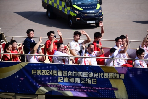 游泳選手潘展樂、拳擊選手吳愉、乒乓球選手范振東、馬龍等乘坐開蓬巴士進(jìn)場(chǎng)。