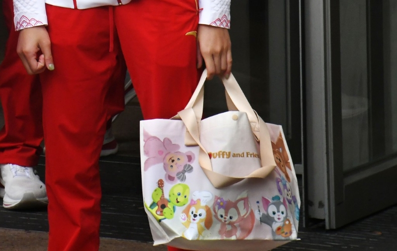 全紅嬋今日改用迪士尼角色達菲熊的手提袋。