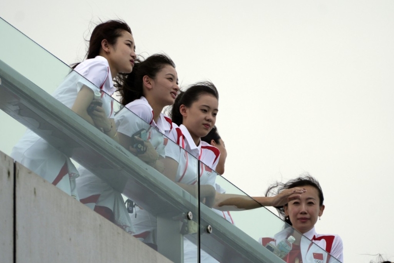 國(guó)家代表團(tuán)在山頂飽覽香港美景。