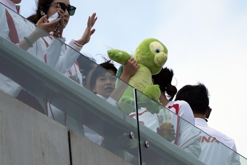 全紅蟬展示烏龜公仔。