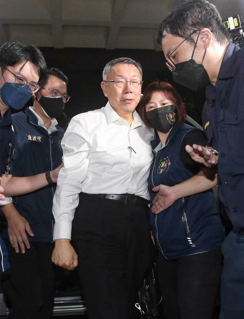 檢廉偵辦京華城案，民眾黨主席、前臺(tái)北市長(zhǎng)柯文哲（中）31日移送臺(tái)北地檢署復(fù)訊。