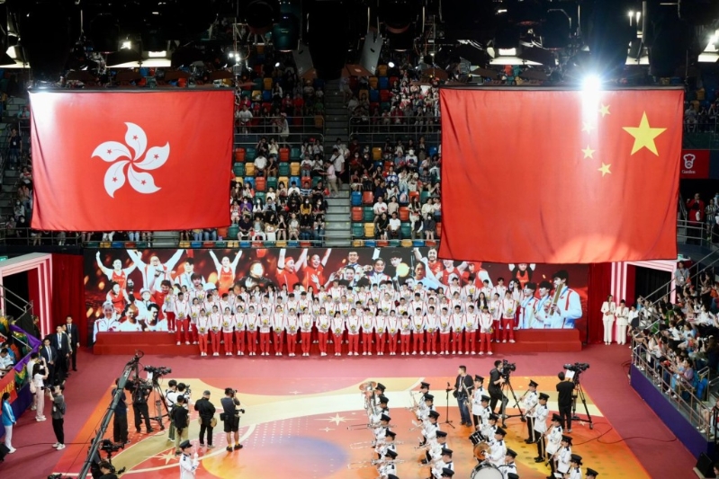 現(xiàn)場奏唱國歌。