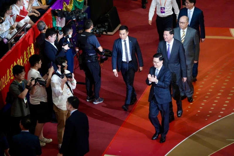 李家超與主禮嘉賓進(jìn)場。