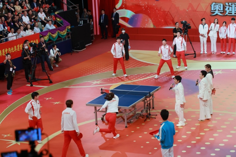 乒乓球隊打頭炮表演。