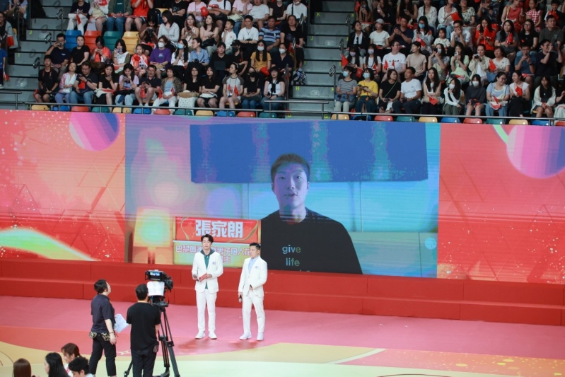 張家朗拍片支持。