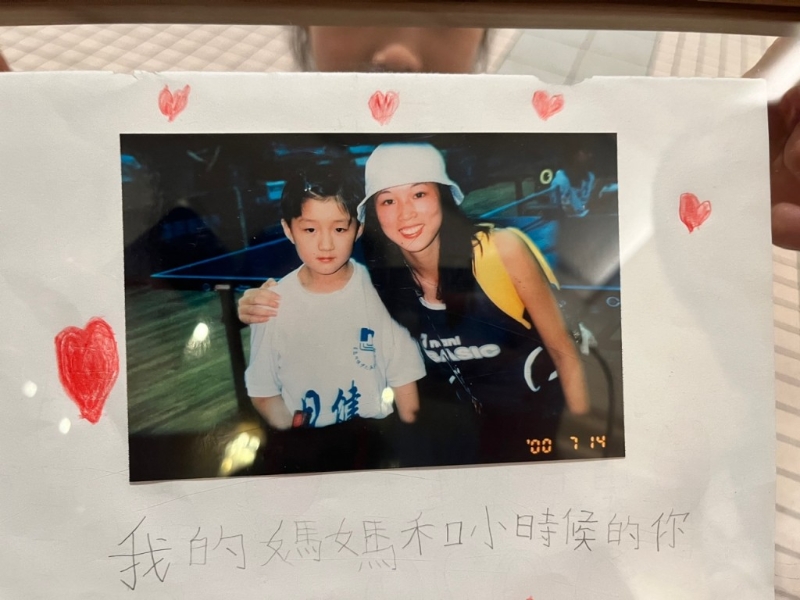 市民酒店外等候代表團(tuán)：曾與陳夢在24年前有一面之緣 冀轉(zhuǎn)贈當(dāng)年的合照。