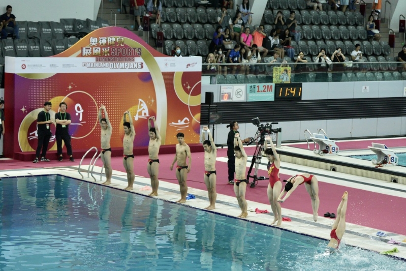 跳水夢之隊試水，準(zhǔn)備示范表演。