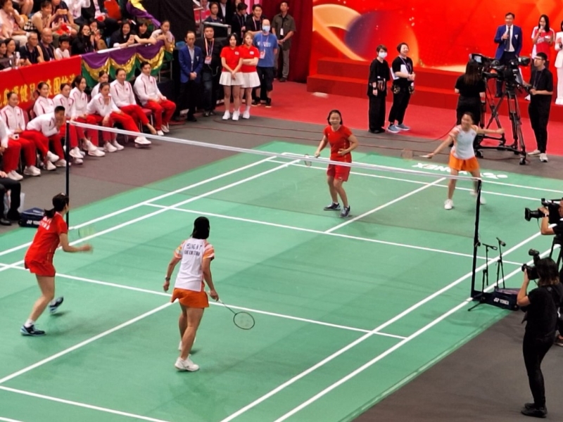 羽毛球代表登場(chǎng)進(jìn)行示范。