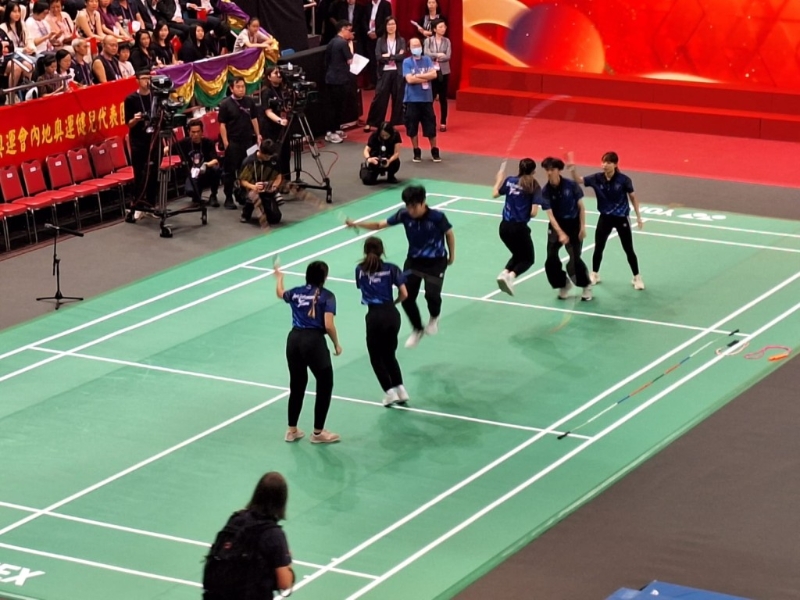 中國(guó)香港跳繩總會(huì)成員表演花式跳繩。