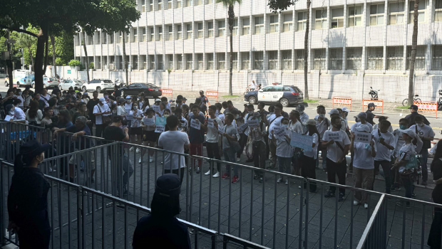 小草包圍北檢門(mén)口急聲援 小草包圍北檢門(mén)口急聲援