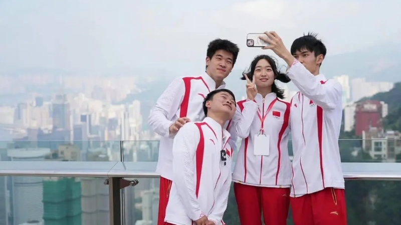 奧運(yùn)冠軍選手在香港輕松打卡拍照留念。3