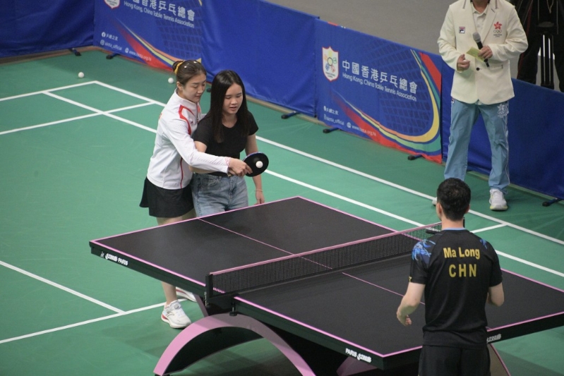 陳夢“親手”教粉絲打球