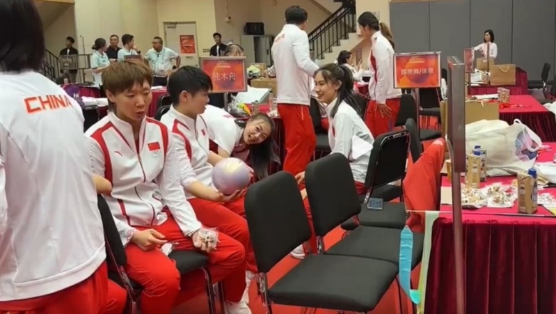 孫穎莎在后臺一時技癢，大玩藝術(shù)體操球。