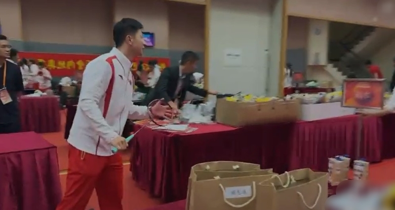 馬龍與王楚欽對打羽毛球。