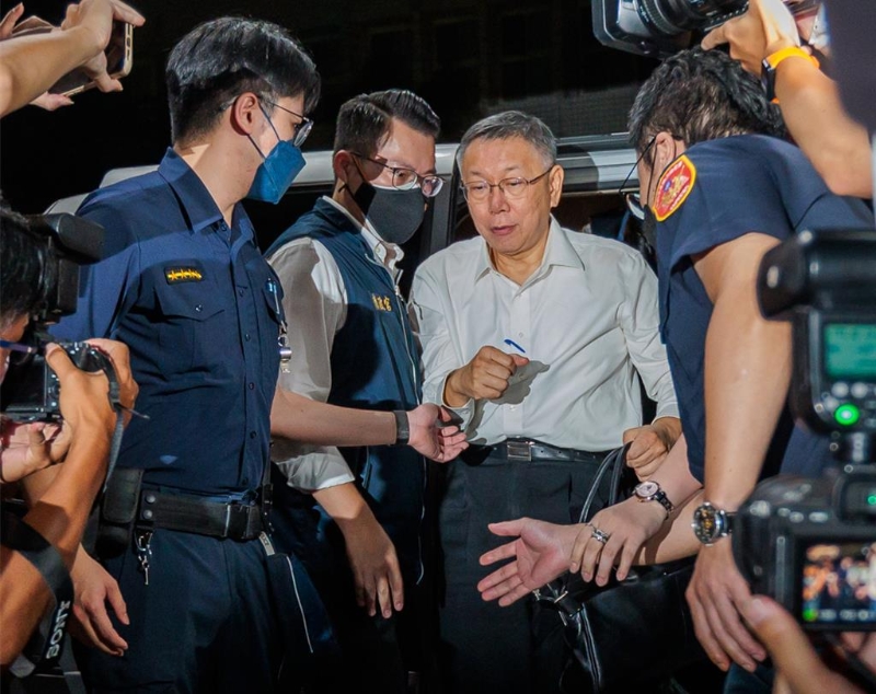 民眾黨主席柯文哲今（31）日凌晨移送北檢復(fù)訊，主張拒絕夜間偵訊，檢察官當(dāng)庭逮捕。