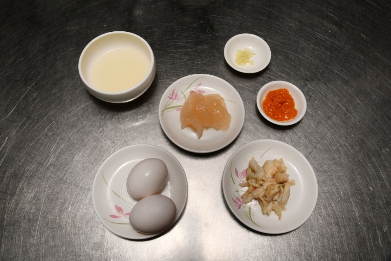 主材料包括膏蟹、乳龍蝦及日本蛋。