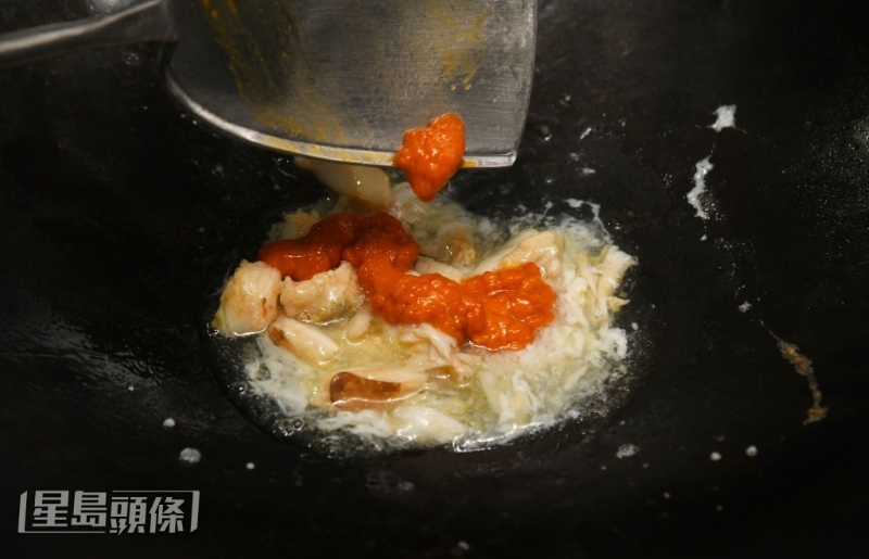 膏蟹折出肉和膏再以上湯煨煮至入味。