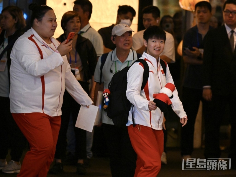 孫穎莎和李雯雯離開(kāi)酒店。