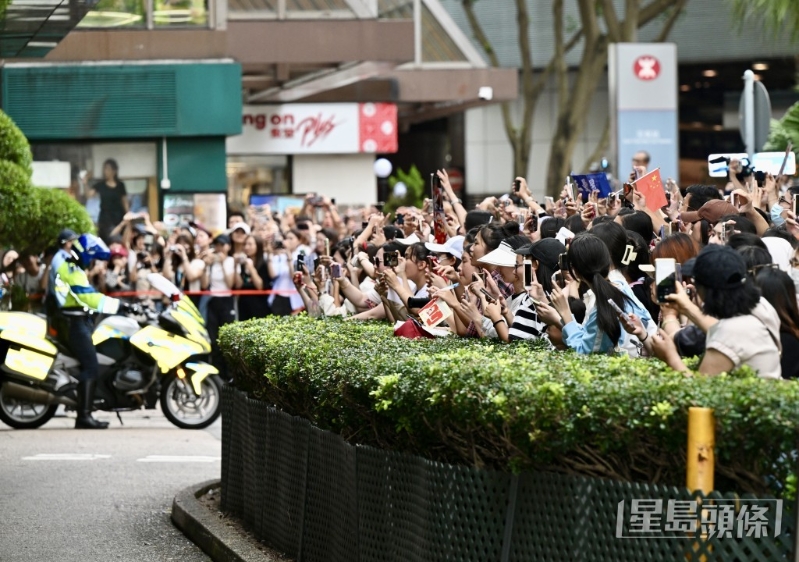 酒店門(mén)外、對(duì)面街頭都擠滿送別運(yùn)動(dòng)員的市民。