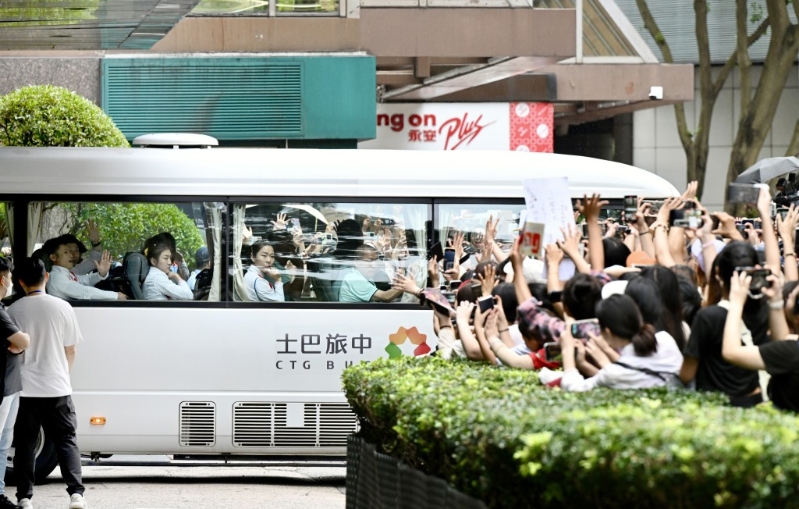 大批巿民與運動員揮手。