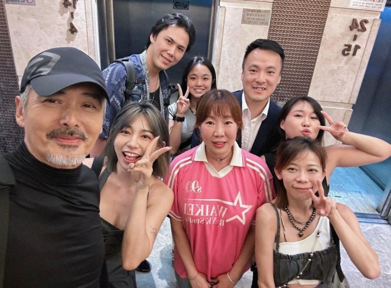 日前，黃潔琪在IG上分享了兩張野生捕獲周潤發(fā)的大合照。