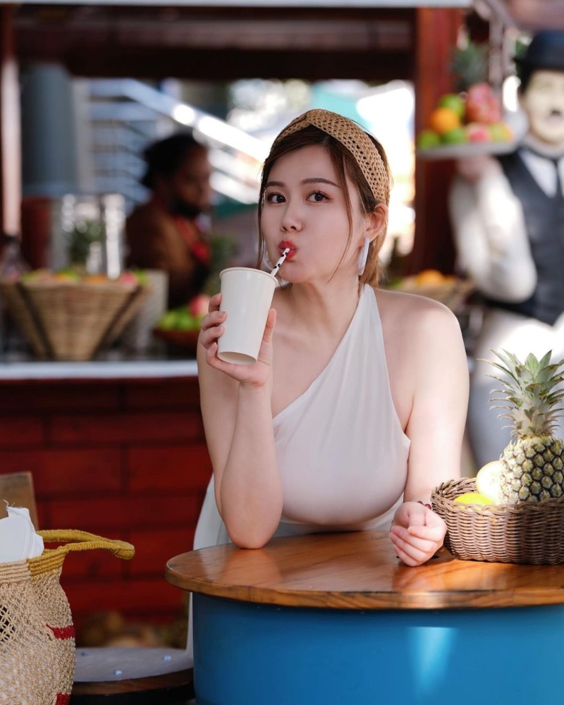 白云身穿一條單肩露膊露背的象牙色連身長裙，擺出不同誘人姿勢影相，大展白滑美背，傲人的導彈胸敵不過地心吸力下墜將貼近臺面。