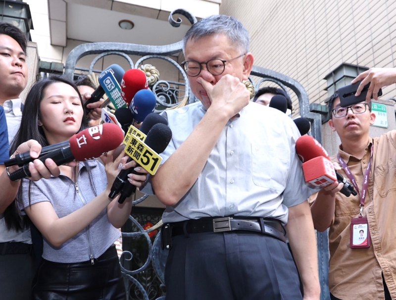 民眾黨主席柯文哲（見圖）因涉入京華城案遭聲押，臺北地方法院裁定無保請回，3日一早出門受訪，再度強(qiáng)調(diào)自己坦蕩蕩，呼吁檢調(diào)不要成為民進(jìn)黨的機(jī)器。中時數(shù)據(jù)照