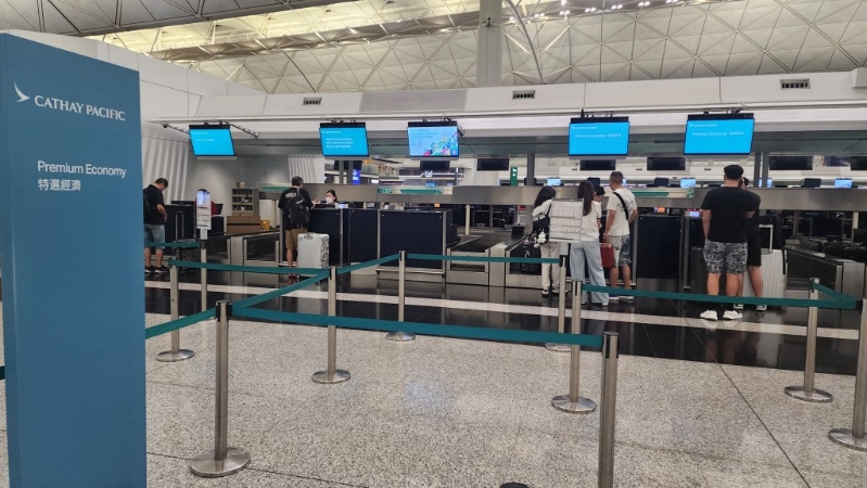 國泰公布部分航機停飛，取消周一至周三共48班航班，昨日(2日)未見未見大批旅客排隊及鼓課。
