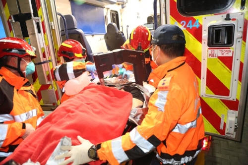 被困海關(guān)高級關(guān)員送院搶救后不治。