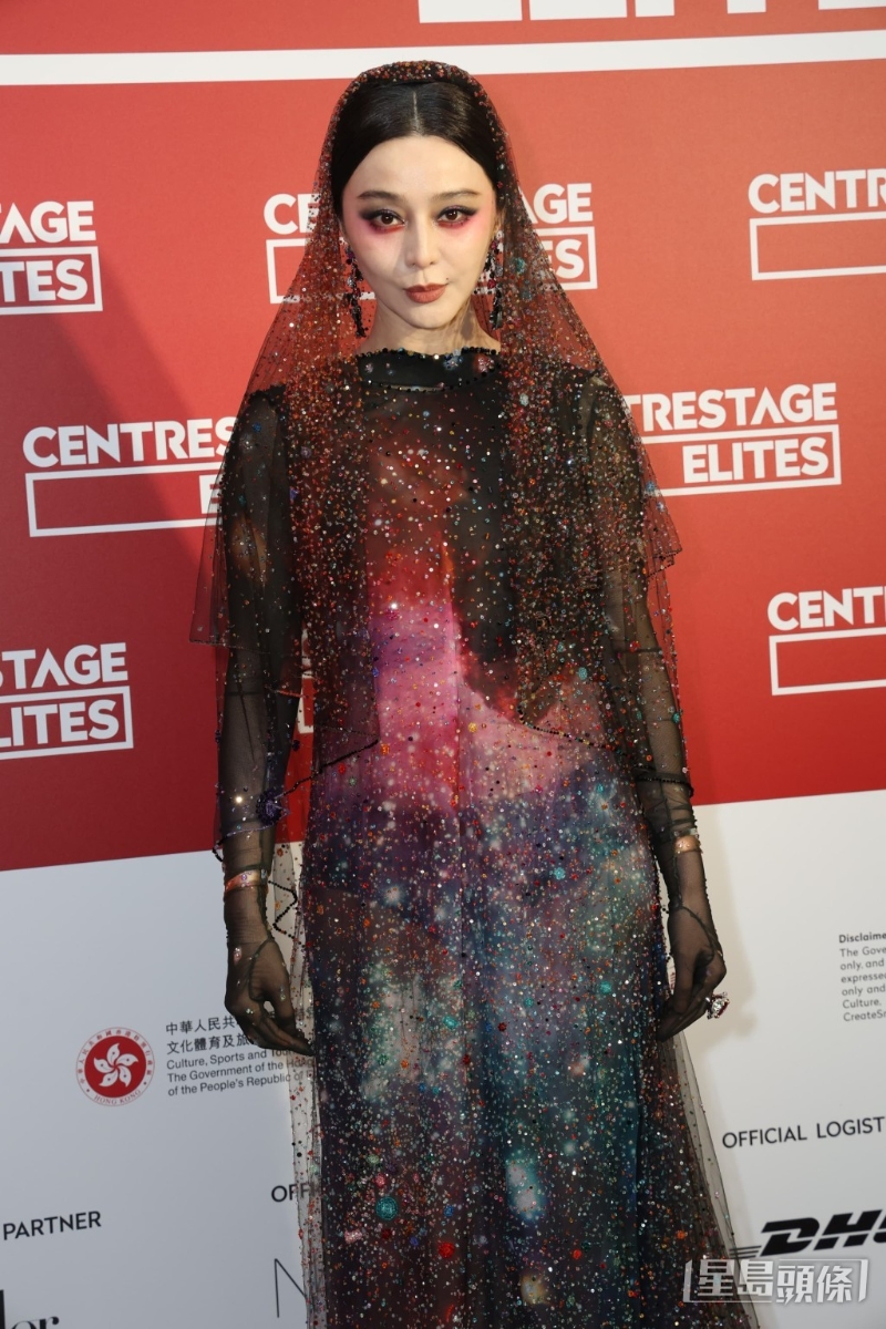 范冰冰身穿設(shè)計(jì)師云惟駿打造的一條以宇宙星體設(shè)計(jì)的透視拖尾紗裙現(xiàn)身。