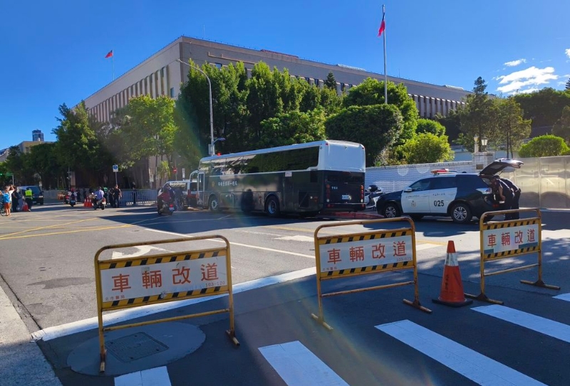 5日上午警方派出員警力進(jìn)行交管維安。