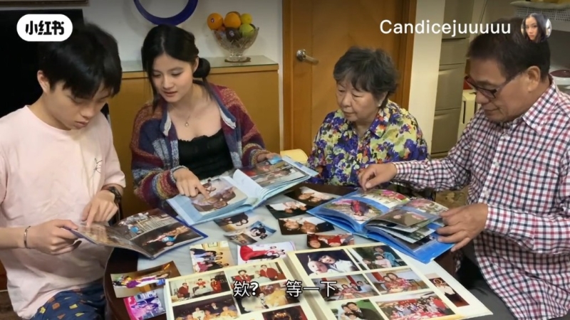 王汛文一家人看童年舊照。