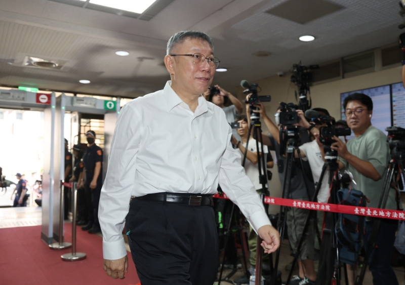 前臺(tái)北市長柯文哲涉京華城案遭聲押，北院裁定無保請回。 案經(jīng)抗告，高院認(rèn)為柯文哲積極介入，對京華城案是否毫無所悉或未曾懷疑仍有究明必要，發(fā)回北院更裁。 5日柯文哲至北院開庭。 中時(shí)數(shù)據(jù)照