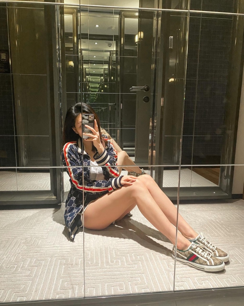 莊曉婷大曬長(zhǎng)腿。