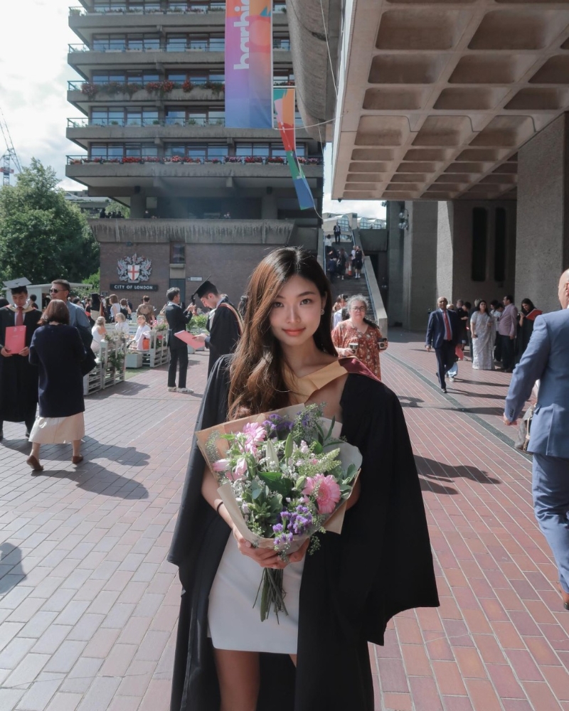 莊曉婷留學(xué)英國(guó)，入讀全球最著名的商學(xué)院之一的大學(xué)。