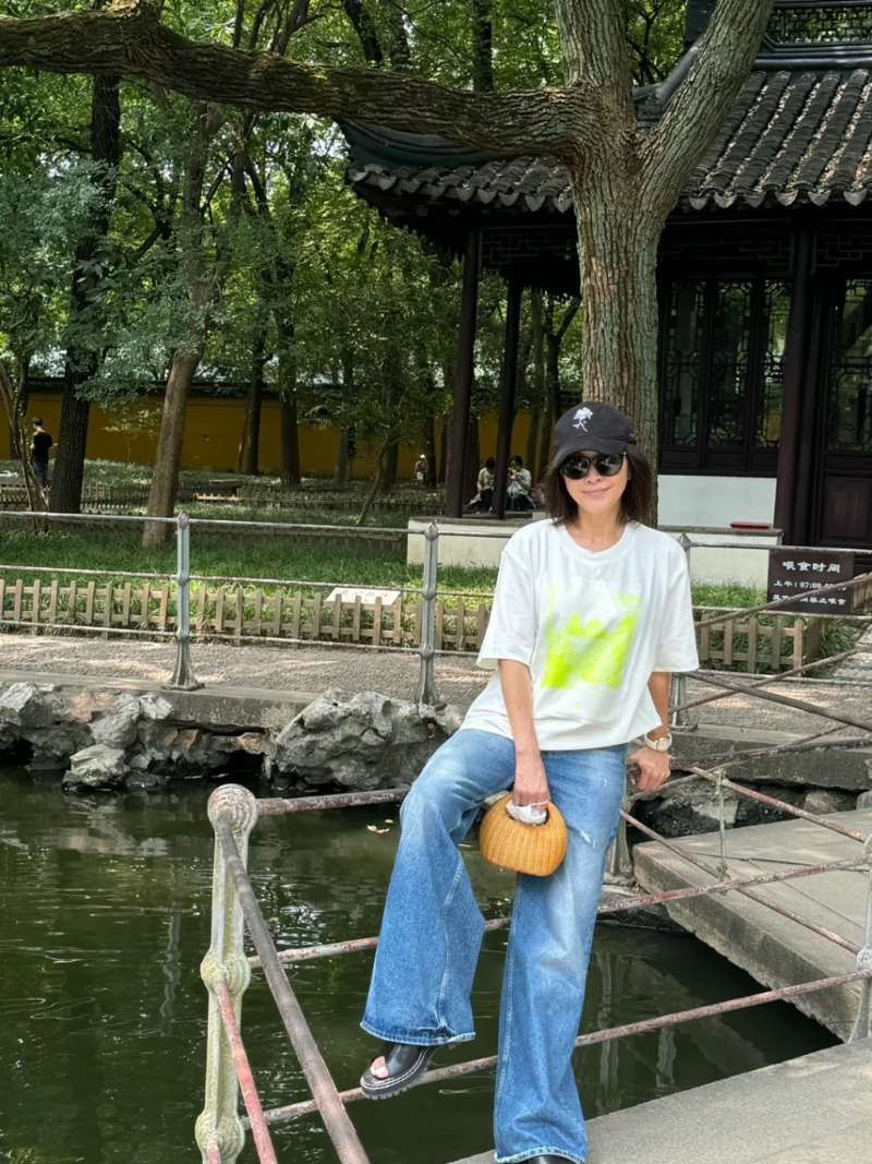 近日，劉嘉玲便在小紅書上分享了幾張?jiān)诩亦l(xiāng)蘇州度假的照片。