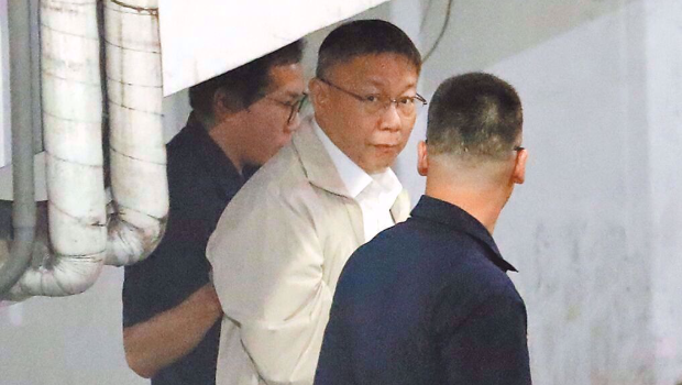 柯戴手銬在法警戒護(hù)下走向囚車