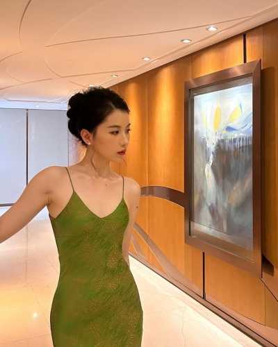 吳芷靖職業(yè)為文化制作人，她愛(ài)行博物館和畫(huà)廊。