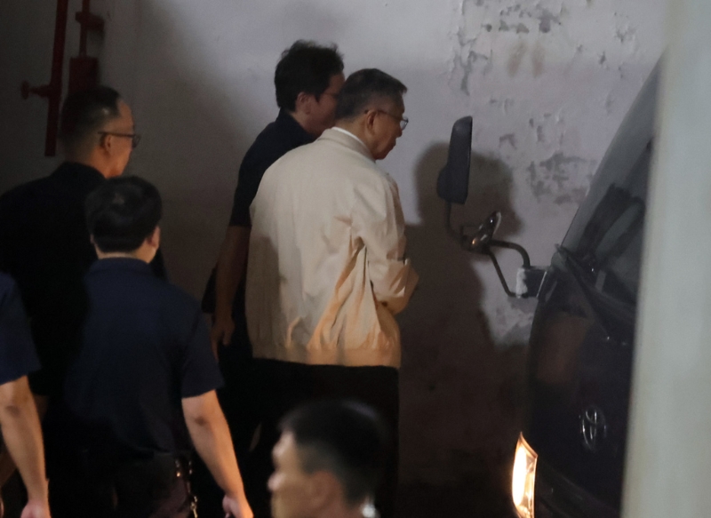 圖為5日晚間柯文哲（白衣者）被裁定羈押后，在法警陪同下走上囚車。中時資料照