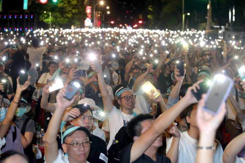 民眾黨主席柯文哲因京華城容積率弊案遭到羈押，民眾黨中央發(fā)起聲援行動(dòng)，展開全臺(tái)宣講，8日首站在“立法院”群賢樓前登場(chǎng)，大批支持者擠滿濟(jì)南路，小草們活動(dòng)結(jié)束前舉起手機(jī)燈海一同唱歌。