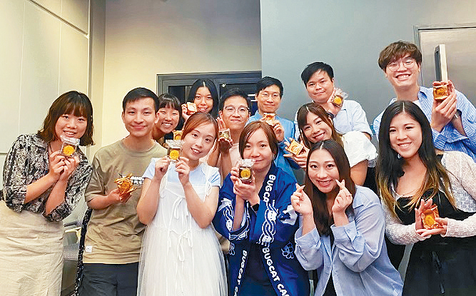 Kitty感恩一眾同事同行，分擔(dān)“糖不甩”的教學(xué)事務(wù)。