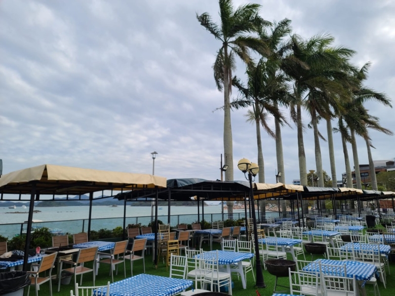 海灣燒烤大王位于西貢市中心沿海岸旁邊，坐擁無(wú)敵海景。