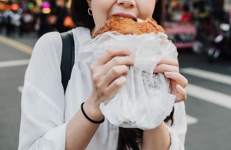 荷蘭實(shí)況主“Siv HD”觀察到一半的臺(tái)灣人都張嘴吃東西，直呼很惡心。