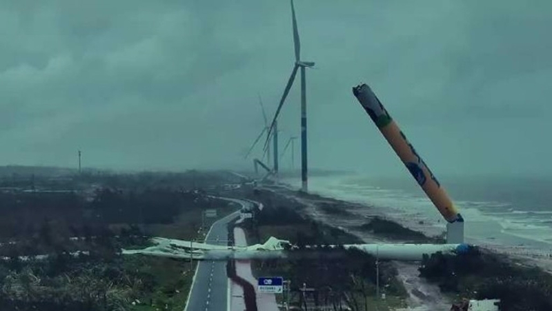強(qiáng)臺(tái)風(fēng)摩羯橫掃海南島，幾百米高的風(fēng)力發(fā)電扇被折斷。