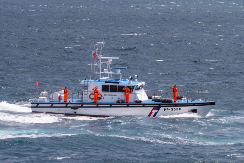 空軍新竹基地一架幻象戰(zhàn)機，晚間8點多在新竹外海夜航訓練失事，傳出飛行員彈射逃生，海巡艇PP3580（35噸）趕往搜救，人在港南里西南方16.7哩尋獲。（海巡署網站）