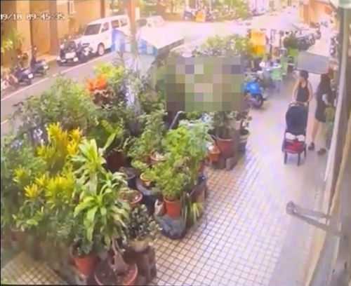 陳男意外墜樓，差點砸到人行道上的路人跟嬰兒車。