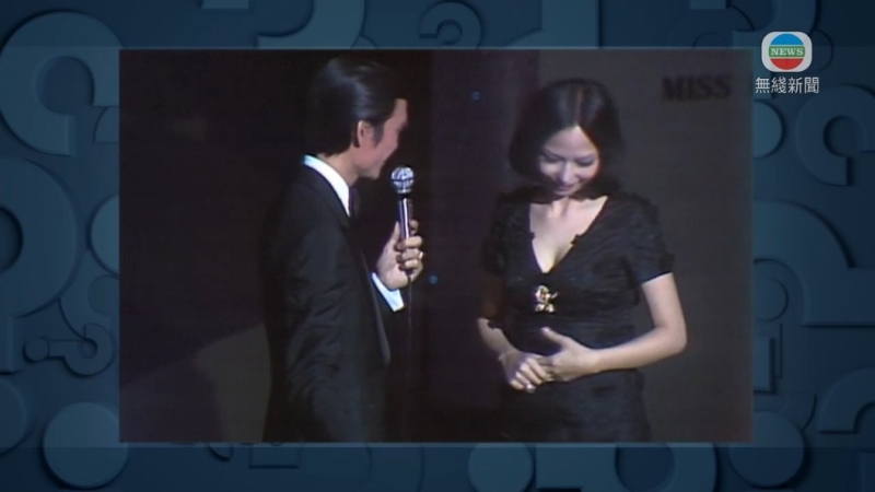 狄娜隨即低頭以害羞表情含笑回應。